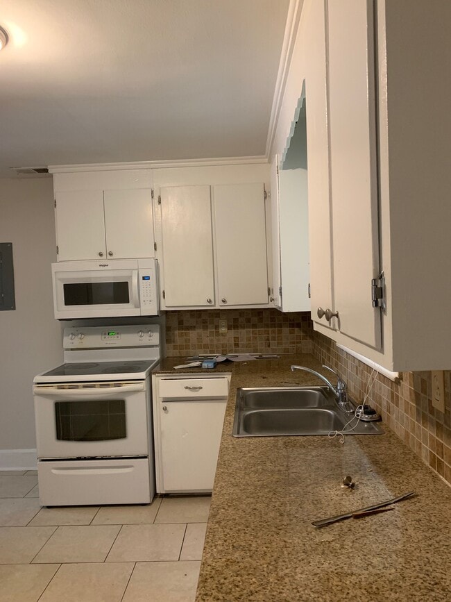 Kitchen - 2720 Parkway Ave