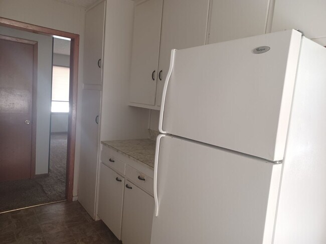 Building Photo - Spacious 3 bedroom / 1 bath home on South side