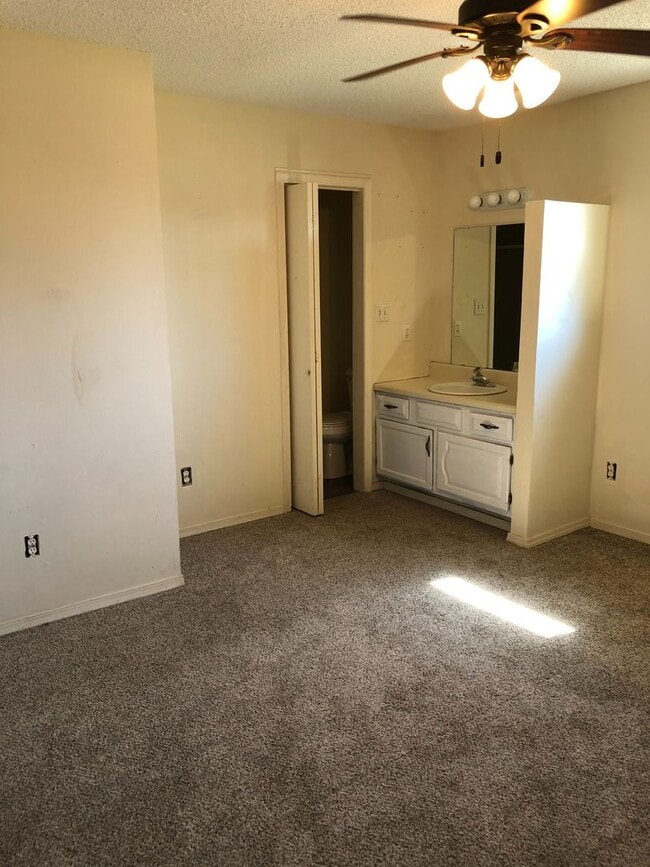 Building Photo - 2 bedroom, 2 bathroom, 1 car garage duplex