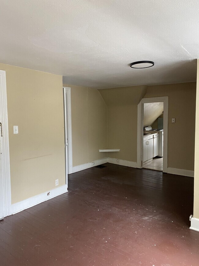 Building Photo - 429 N Poplar St