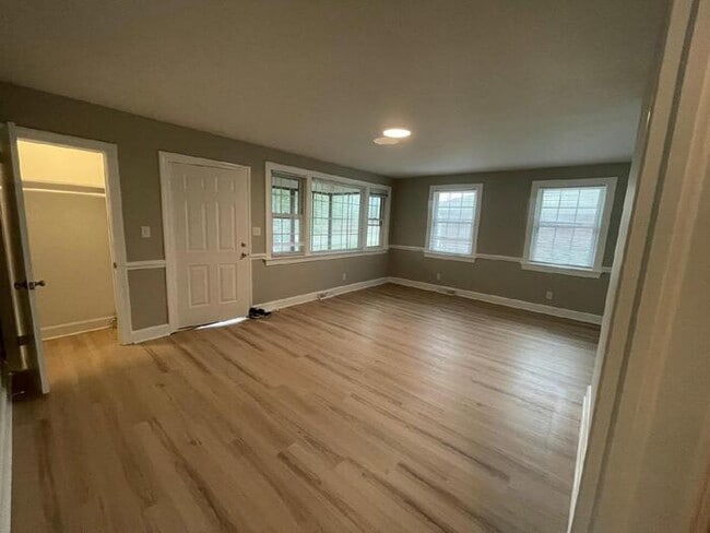 Building Photo - 3 Bedroom 1 Bath Totally Renovated Propoerty.