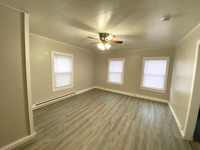 Building Photo - 321 Caroline St