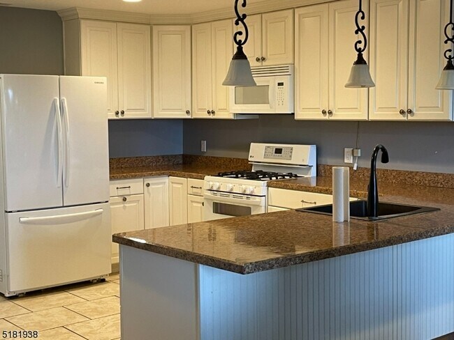 Building Photo - 5 Eagles Nest Dr