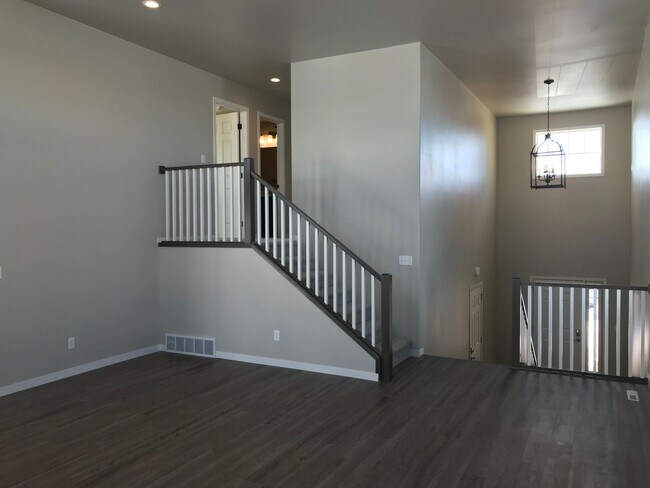Building Photo - 3 Bed 3 Bath How For Rent