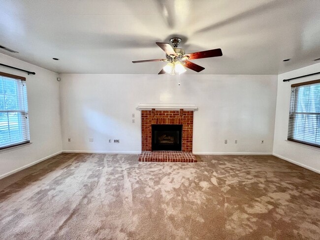 Building Photo - Gorgeous 4 Bedroom 2.5 Bath home in the he...