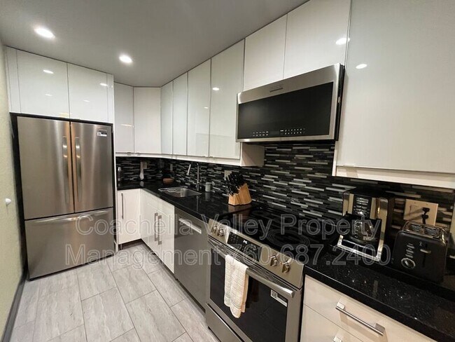 Building Photo - 2821 Los Felices Cir