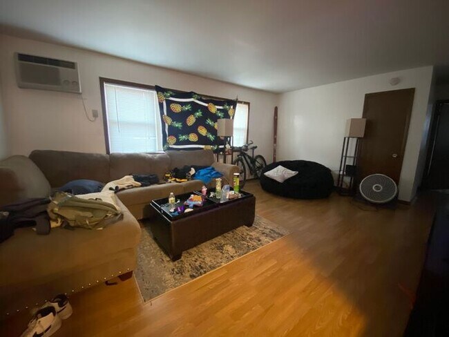 Foto del edificio - $1,300 | 2 Bedroom, 1 Bathroom Apartment |...