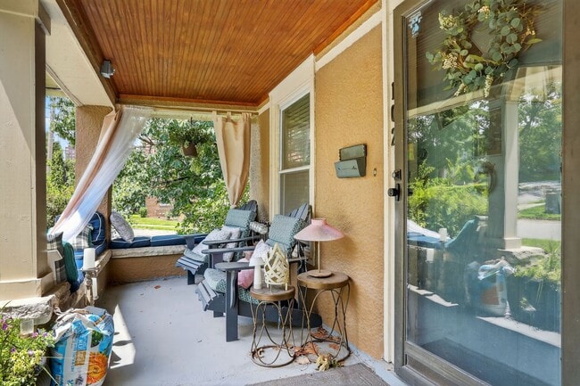 Building Photo - Great 3 Bedroom & 2 Full Baths In GREAT South Plaza Location