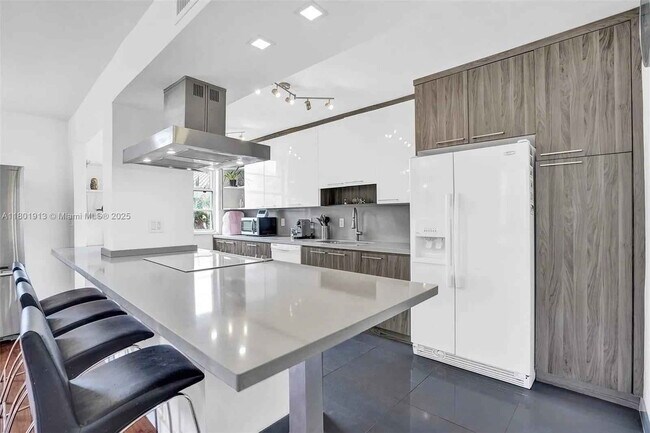 Foto del edificio - 9180 W Bay Harbor Dr