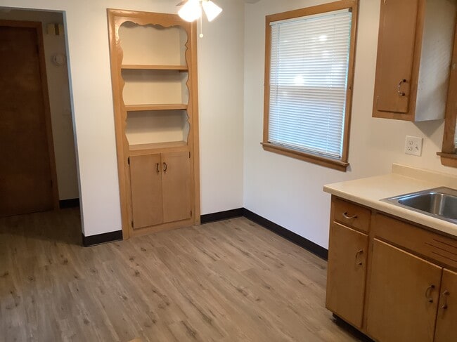 Kitchen/dining - 835 Neufeld St