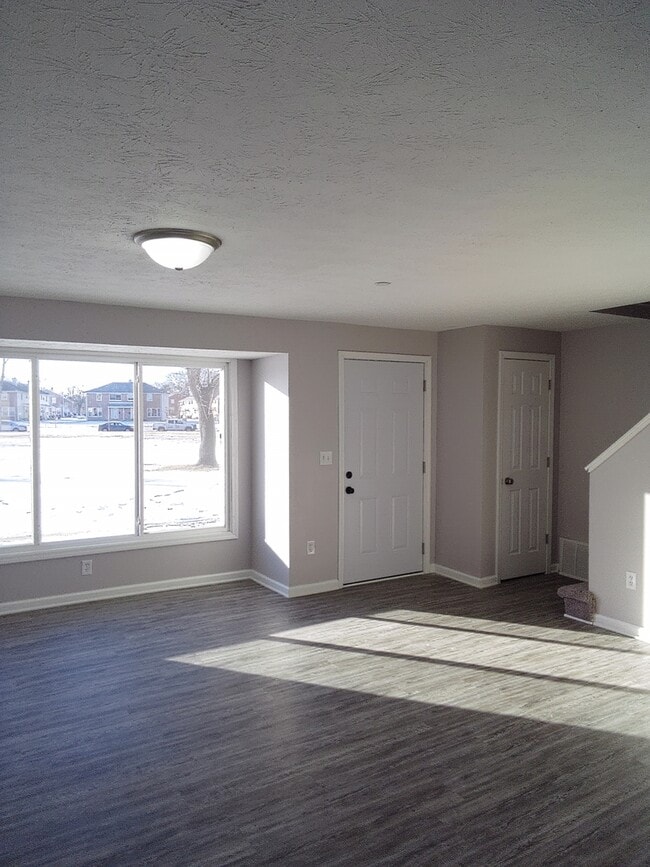 Building Photo - 15 Indianwood Blvd