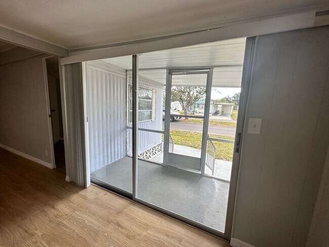 Foto del edificio - STUNNING 2 BEDROOM 1.5 BATHROOM IN 55+ COM...