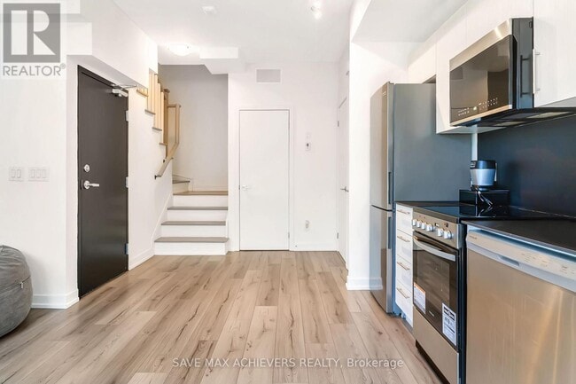 Photo du bâtiment - 871-871 Sheppard Ave W