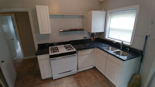 Foto del edificio - --APPLICATION PENDING CURRENTLY UNAVAILBLE-- 3 BR / 1 BA  Renovated home near VCU in Byrd Park Ar...