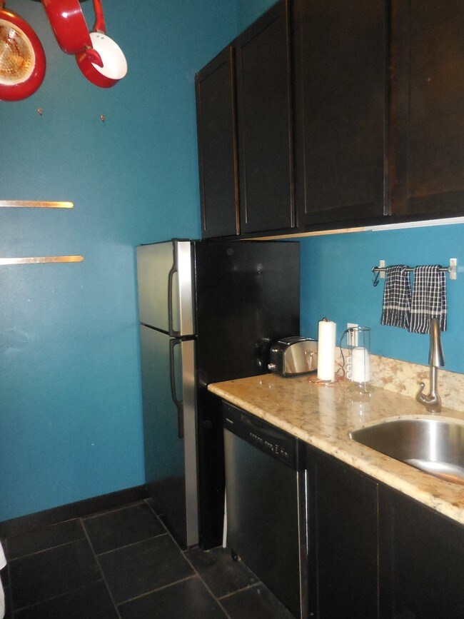 Building Photo - 1910 SW 18th Ave