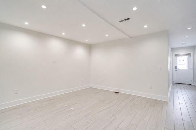 Photo - 727 Quebec Pl NW Apartment