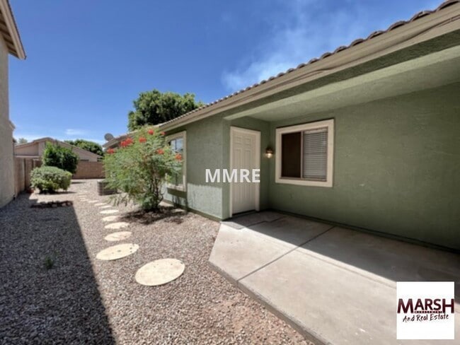 Building Photo - Nice 3 bedroom home with 2 car garage in M...