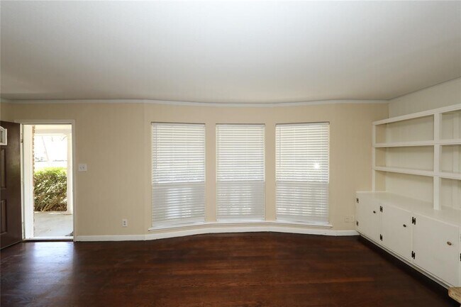 Building Photo - 5422 Kinglet St