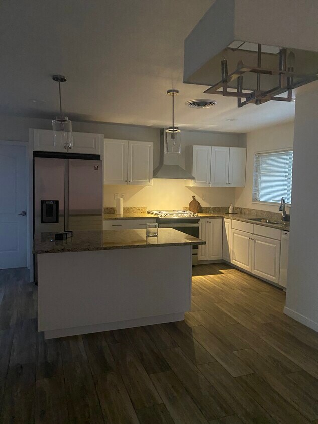 Building Photo - 4130 Larchmont Dr