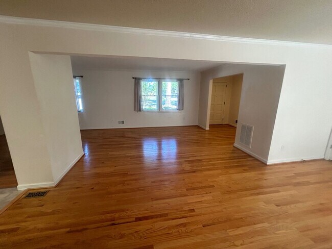 Foto del edificio - 1015 Walters Ln