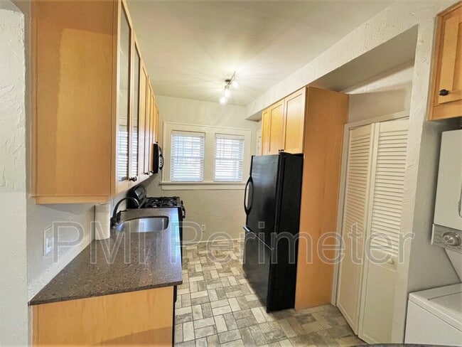 Building Photo - 864 Charles Allen Dr NE