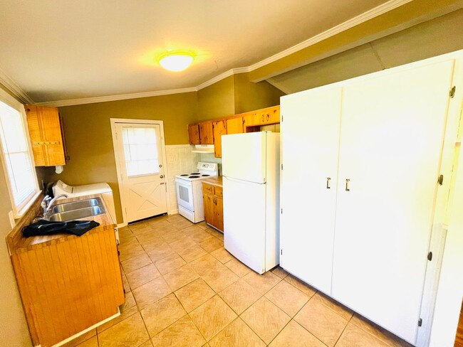 Building Photo - ** 3 bed 1 bath located in Forest Hills **...