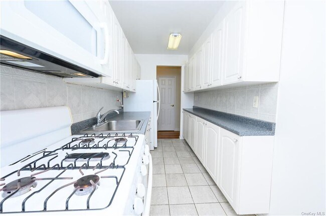Building Photo - 3 Sadore Ln