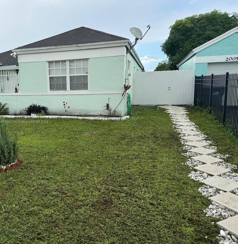 Foto principal - 20065 NW 36th Ave