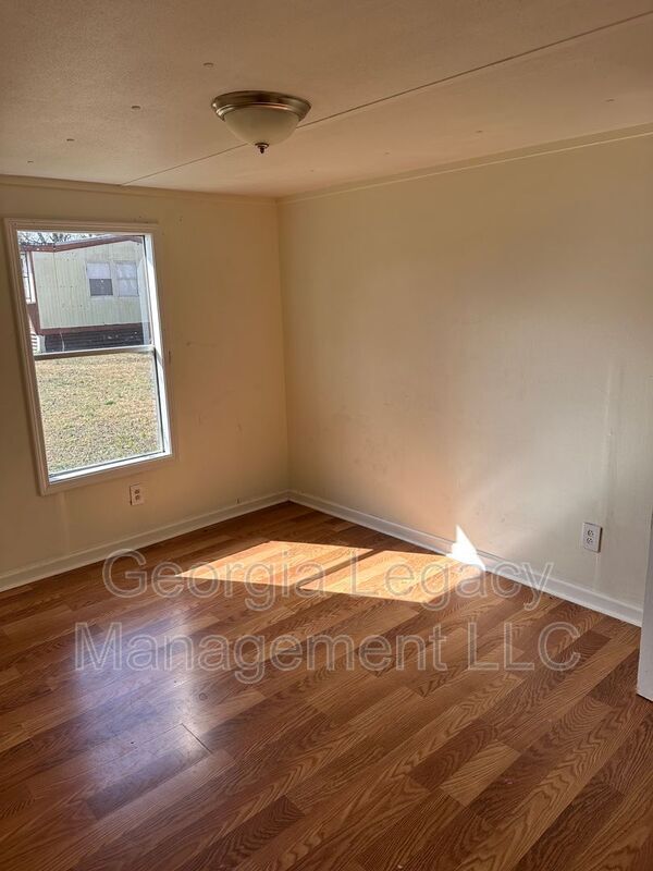 Building Photo - 581 Ila Rd
