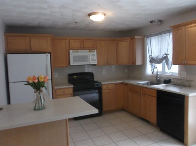 Building Photo - 933 Varnum Ave