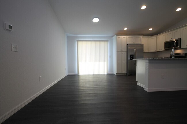 Foto del edificio - Beautiful 3 Bedroom, 2 Bathroom Home in Oc...