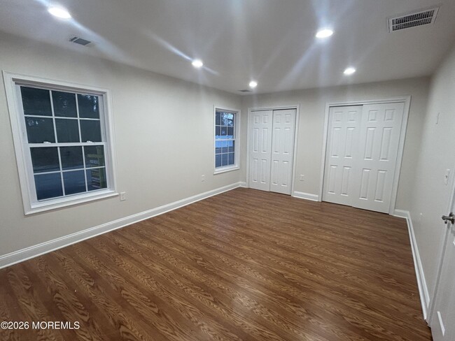 Foto del edificio - 1424 Monmouth Ave