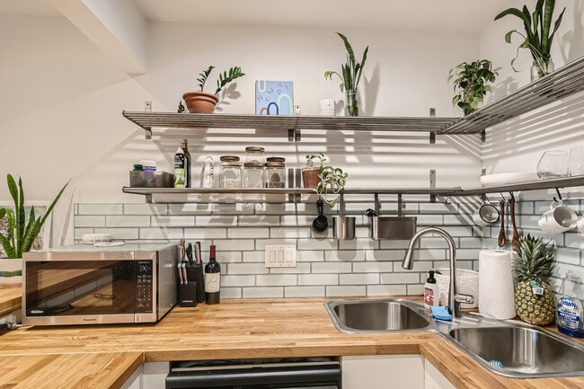 Building Photo - 1304 Summit St