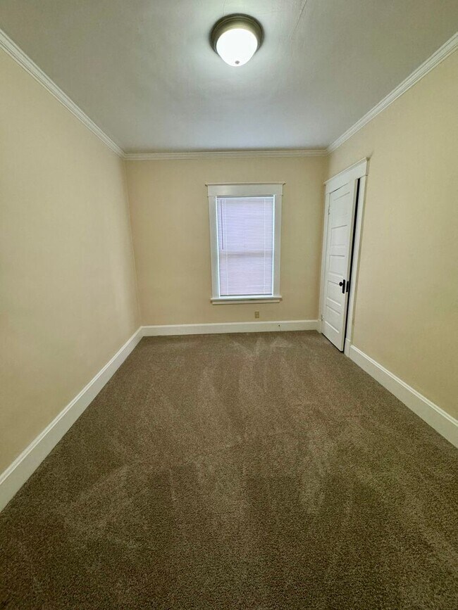 Building Photo - 2 Bedroom House Close to Sunset Park