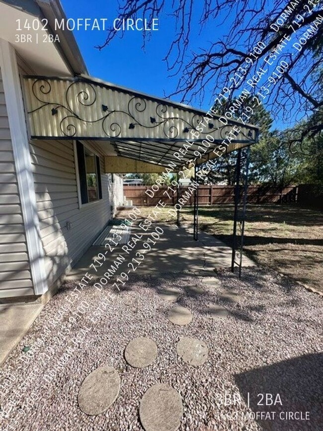 Photo - 1402 Moffat Cir House