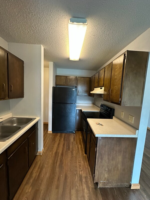 Building Photo - 103 Cottonwood Ave N