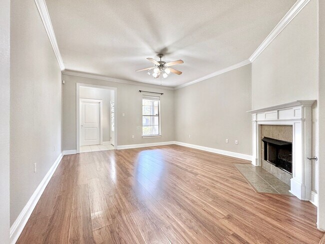 Building Photo - Spacious 2-Bed, 2-Bath Condo in Jackson Sq...