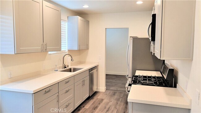Foto del edificio - 6452 Balboa Blvd