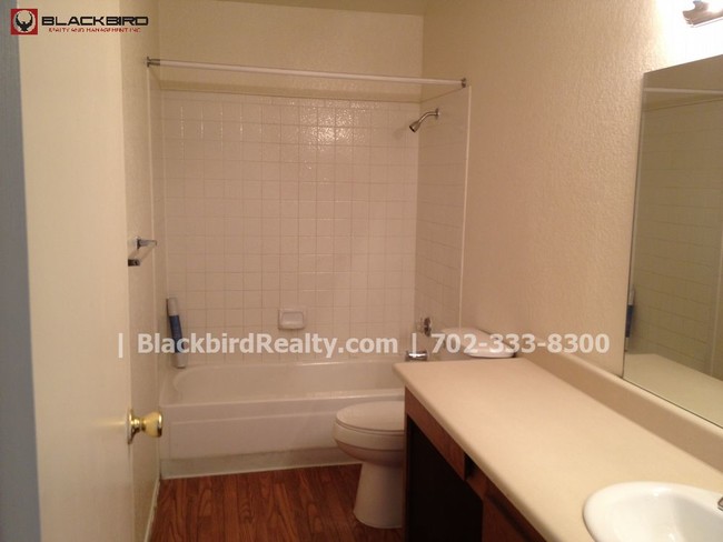 Building Photo - 5062 Kell Ln