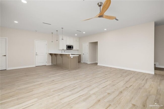 Building Photo - 16 Ana Regina St