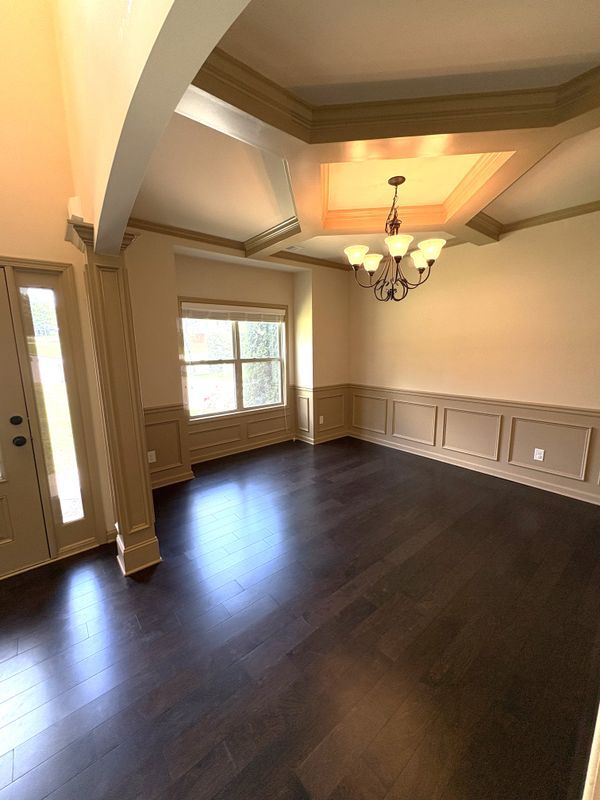 Building Photo - 4950 Belcrest Way