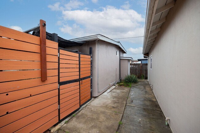 Building Photo - Remodeled spacious 2 bedroom, 1 bathroom unit now available!