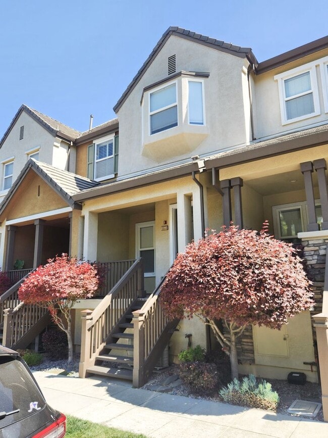 Building Photo - Spacious Townhouse in San Mateo