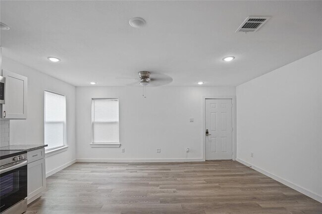 Building Photo - 9313 Hillis St