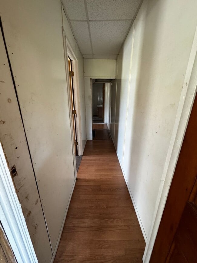 Building Photo - 2 Bdrm, 1 Bath Half House