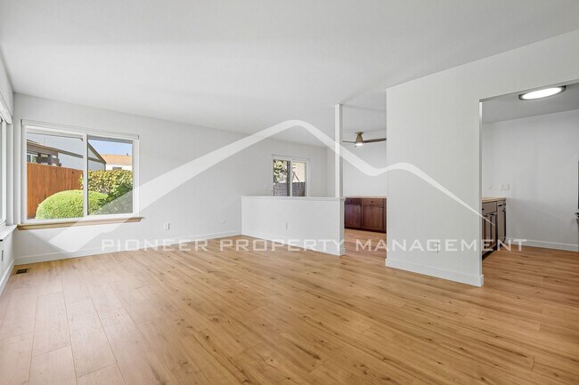 Foto del edificio - Spacious Townhouse with Central AC and Was...