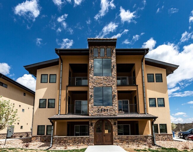 Building Photo - Top Floor 2 bed, 2 Bath Apartment near Gar...