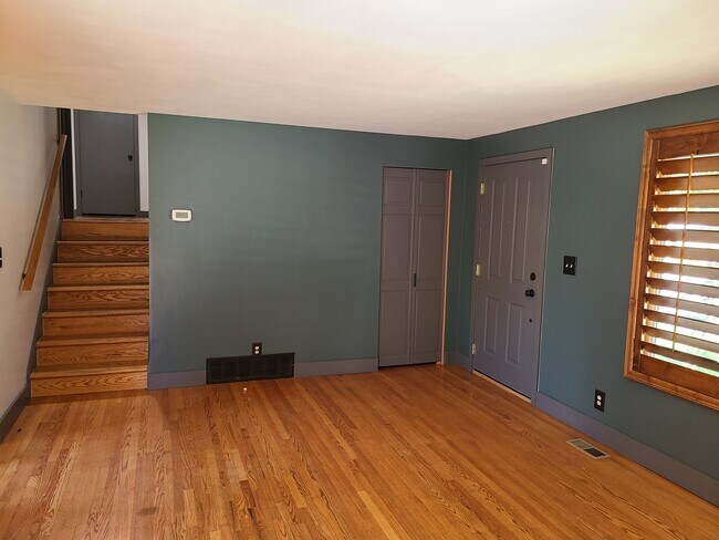 Building Photo - 2048 E Rolling Knolls Way