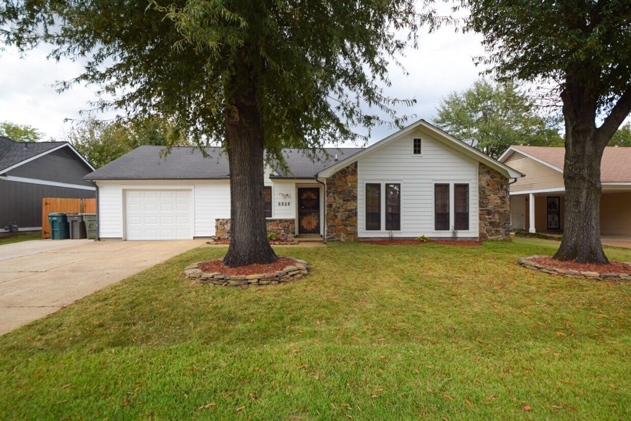 Primary Photo - UPDATED and darling 3 bed, 2 bath home.