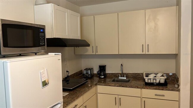 Foto del edificio - 7247 Wakeview Dr
